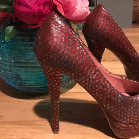 These heels are high high high!!!! - Picture 3 of 4